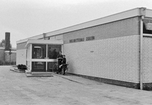 127426 Gezicht op de ingang van het Instructiebad Zuilen (Dr. Max Euwestraat 10) te Utrecht.